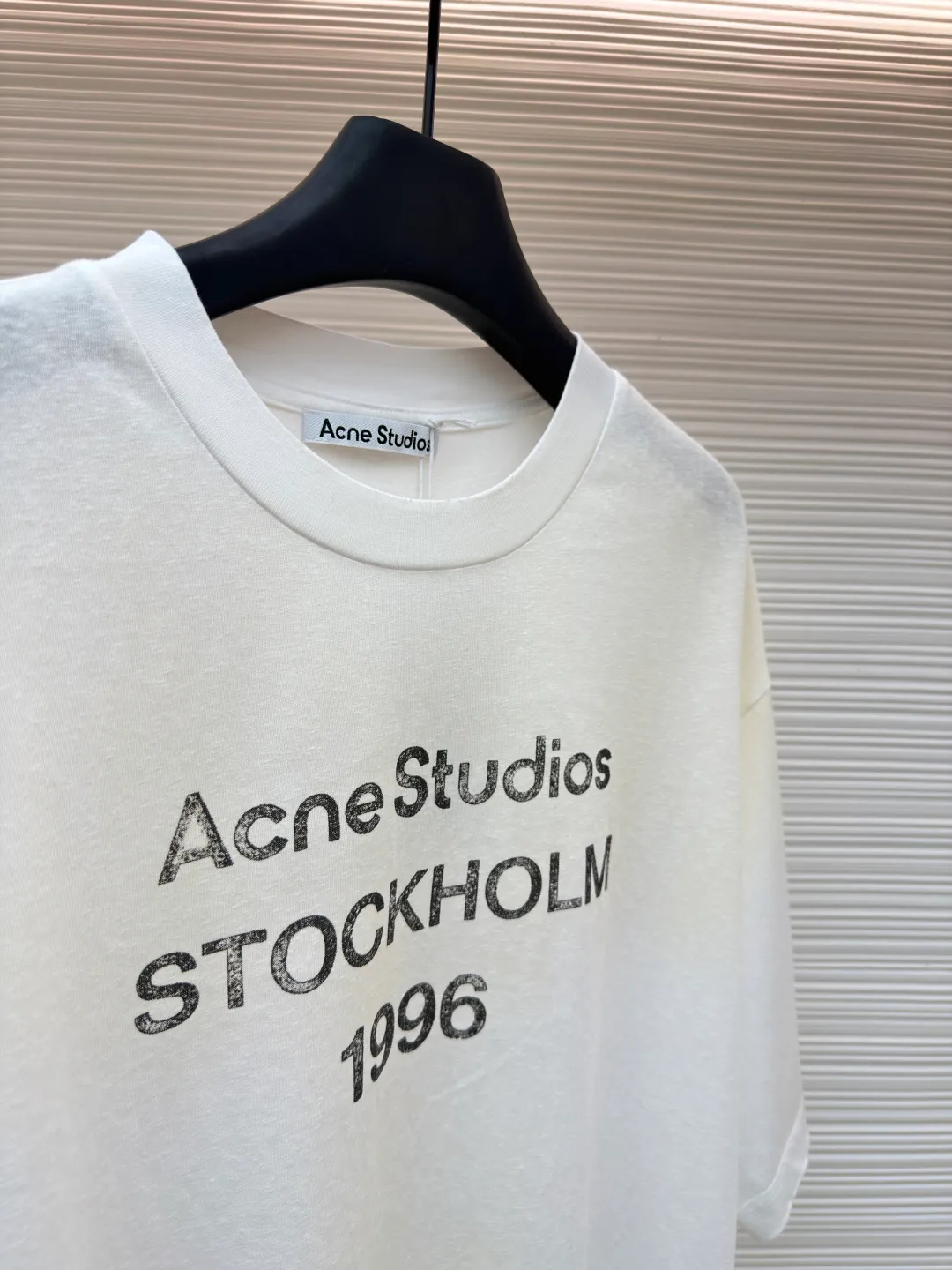 Acne Studios 1966 mud-dyed washed distressed short-sleeve ●Original version: 2800 purchased and developed ●Item number: 1682348-X95 ●Fabric: cloud velvet ski-like cotton fabric ●Technology: glue printing ●Color: white ●Version: fitted version ●Weight: about 225 grams ●Size: S-M-L-XL ●Description: Made of ultra-soft pure cotton fabric, garment-dyed, washed and distressed, the chest part has a dirty feel, and the lower part shows a gradient effect. The neckline is slightly frayed to better fit the overall tone. The overall line is straight and delicate, the fabric is comfortable and soft, and the color is consistent without color difference. It can be matched with the same style to create a fashionable look and control various occasions. Customized accessories, complete with three standards, the same style for men and women!